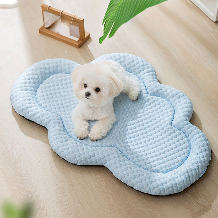 แผ่นรองเย็นสำหรับสัตว์เลี้ยง ขนาดกลาง-เล็ก เตียงนุ่มลายเมฆสำหรับสุนัข