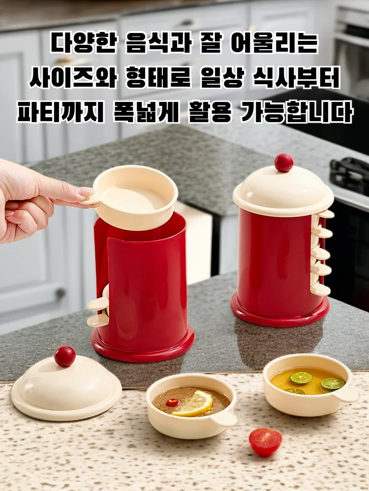 소스와 조미료를 담은 디핑 접시