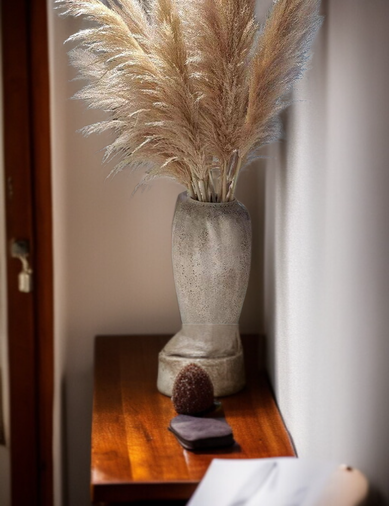 ديكور منزلي باستخدام زهور حمراء مجففة