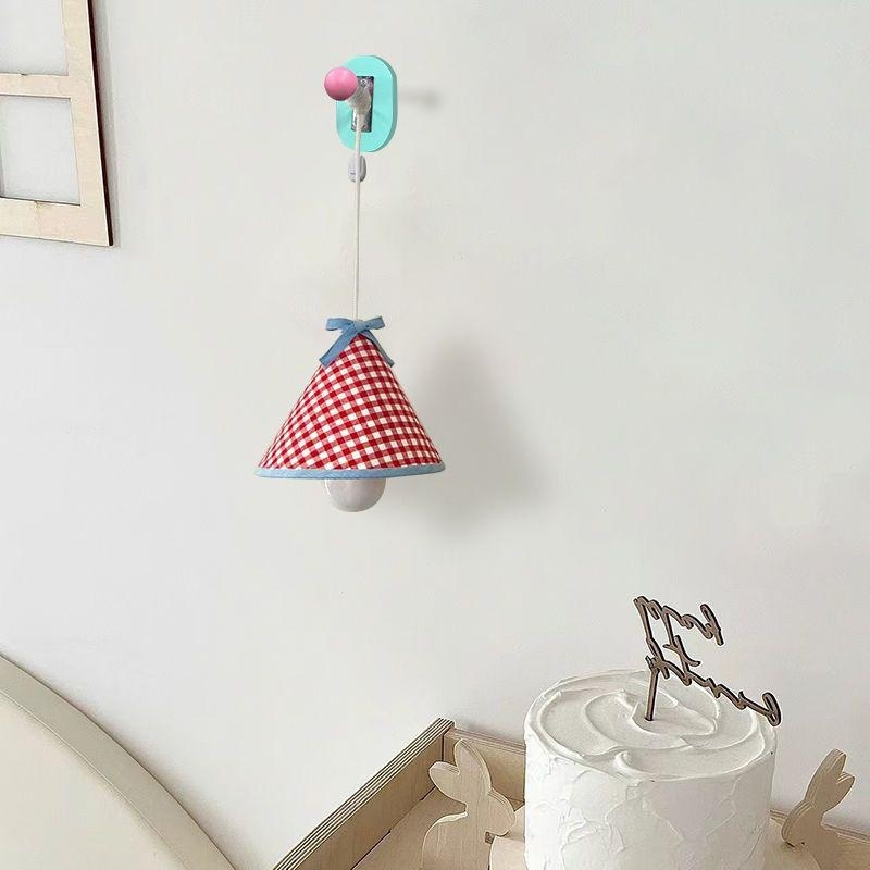 Mädchenhafte runde Wandleuchte für das Schlafzimmer