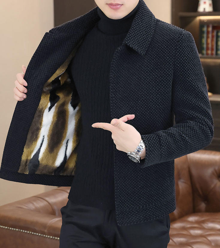 남자 기모직 재킷 두께감 강조 사진