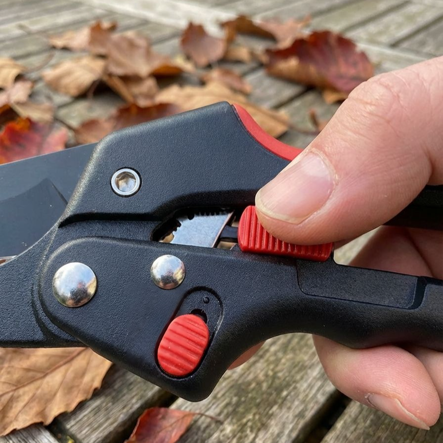 人間工学設計のハンドルを持つ剪定ばさみ