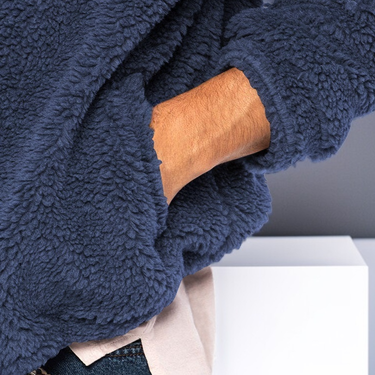 지퍼가 달린 남성 모직 코트 측면 모습