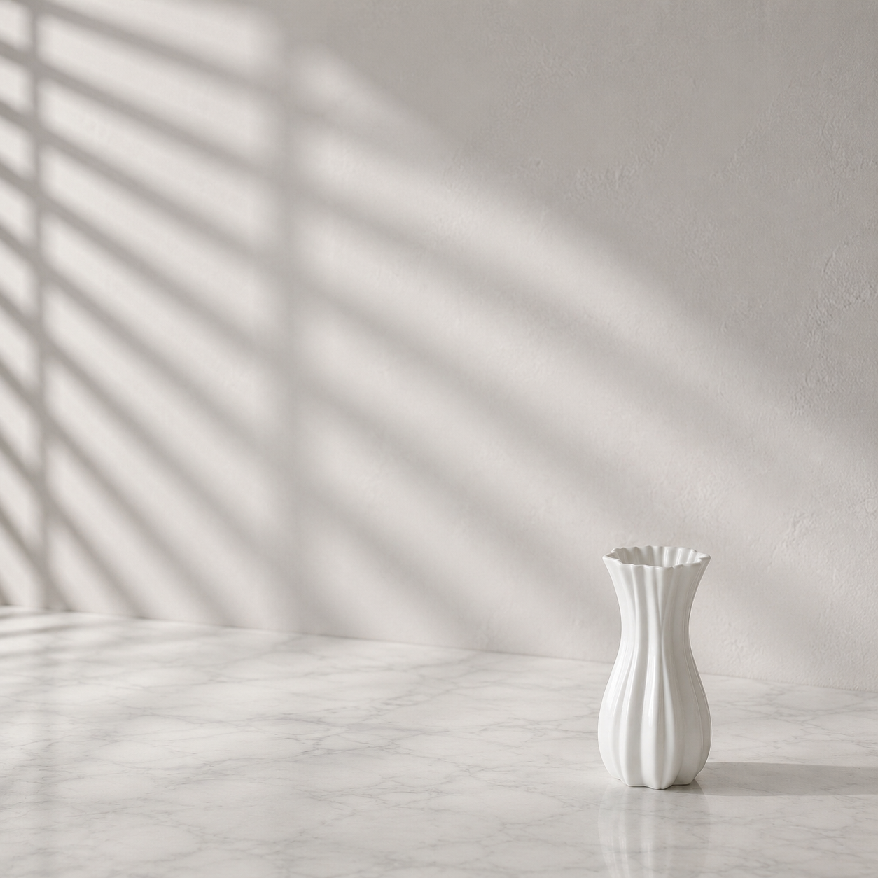 Eine Vase im Wohnzimmer aufstellen