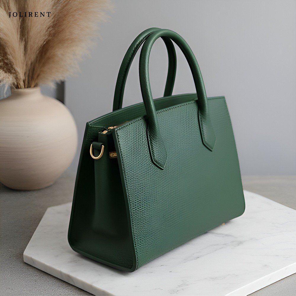 넉넉한 수납공간을 자랑하는 핸드백 내부 사진