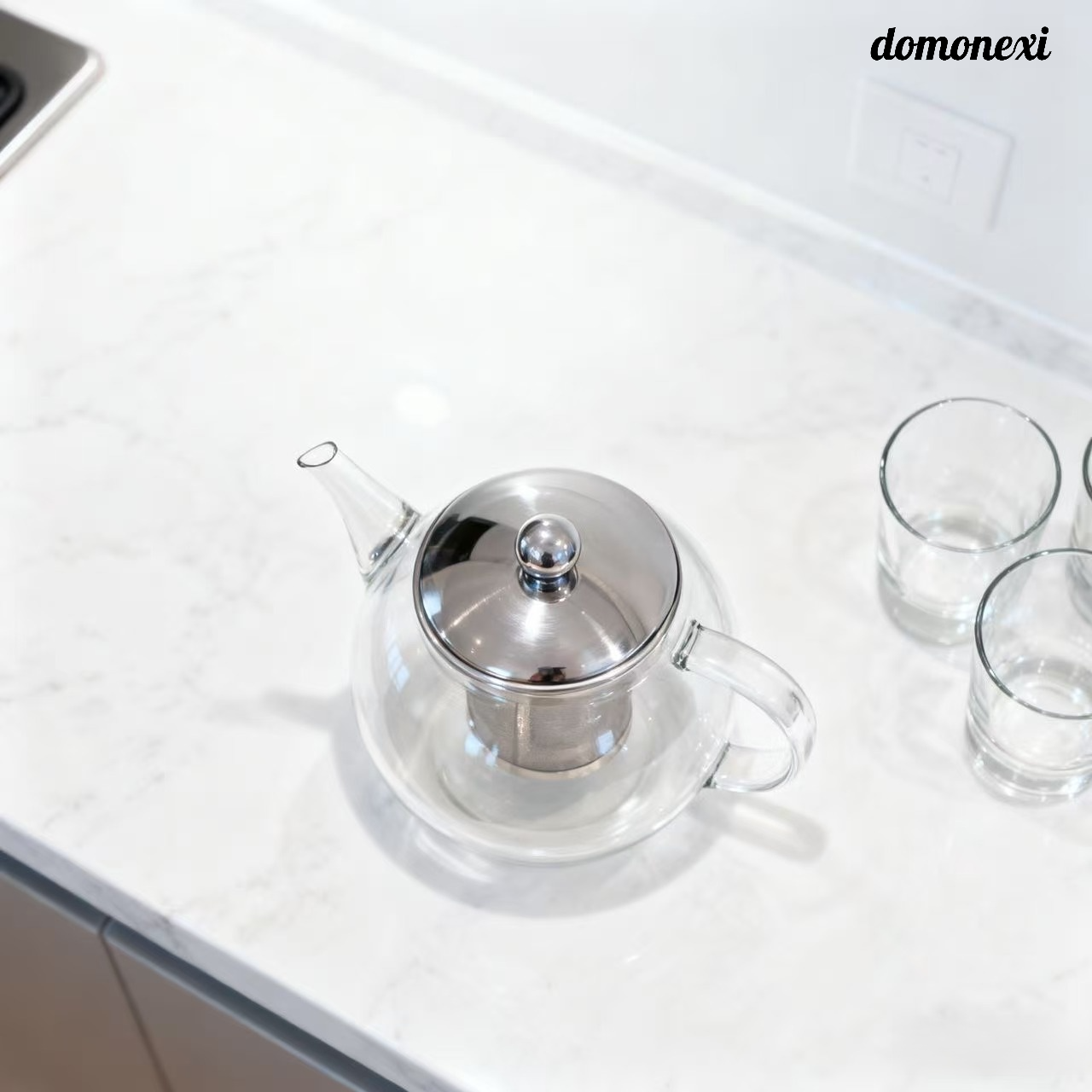 물을 끓이고 차를 우려내기 위한 새로운 두꺼운 유리 찻주전자입니다.