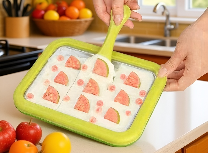 요구르트 제조기와 완성된 요구르트