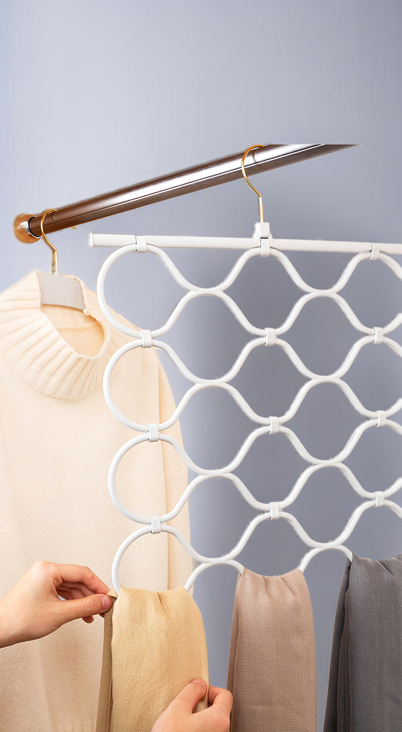 マフラーやスカーフをまとめて収納できるハンガー