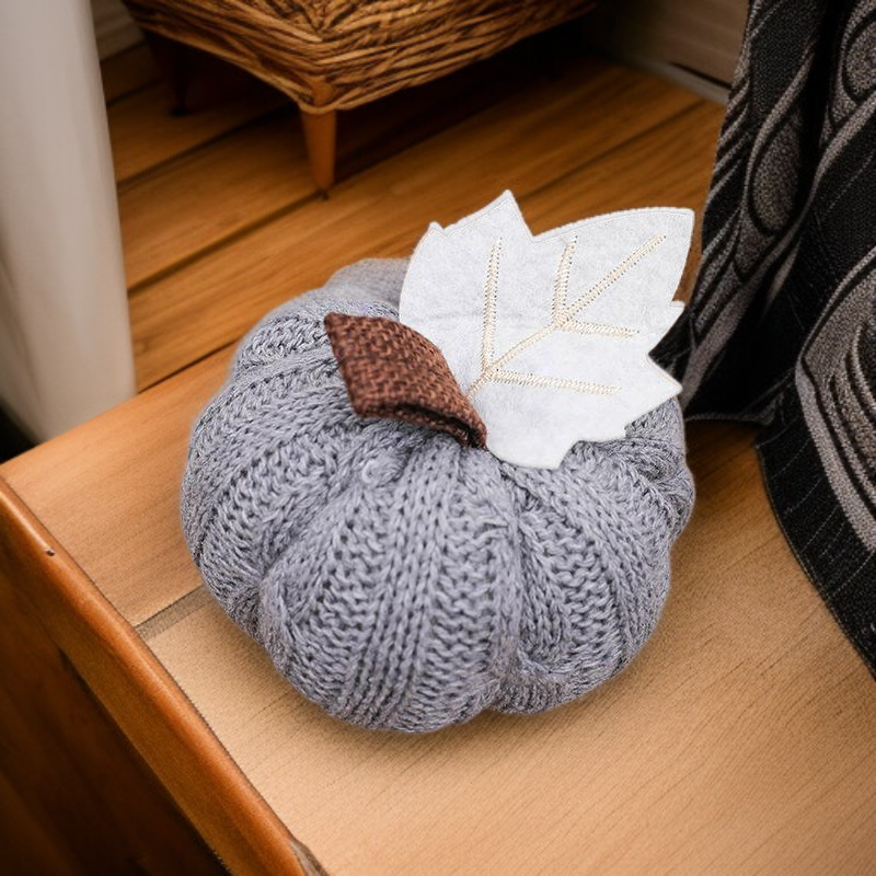 زينة يدوية من اليقطين البرتقالي للاحتفال والديكور