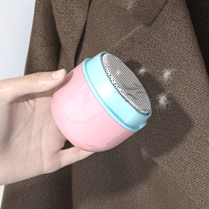 의류 위 먼지와 털을 제거하는 제모기 사용 장면