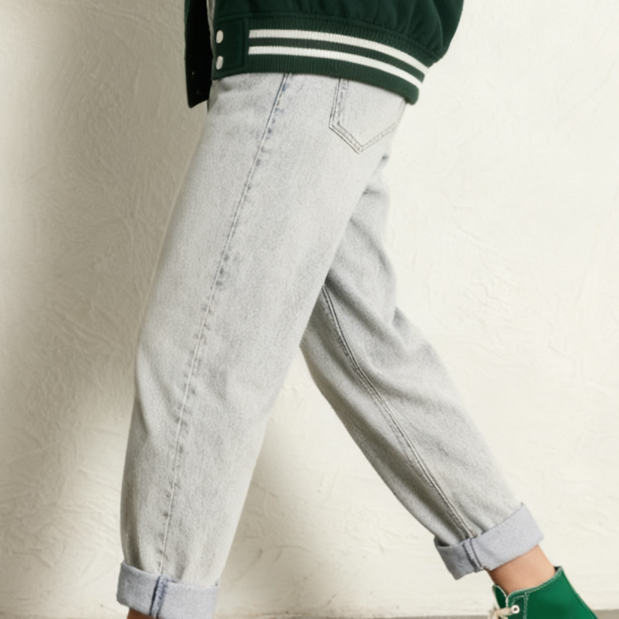 모델이 착용한 데님 스트레이트 캐주얼 팬츠 전신샷