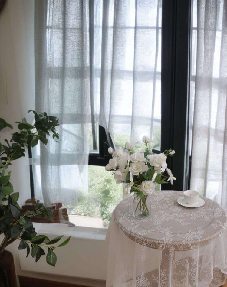 明るい自然光が差し込むカーテンの写真