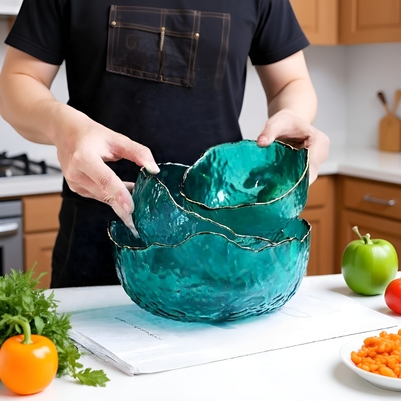 وعاء زجاجي شفاف مطروق بحافة ذهبية