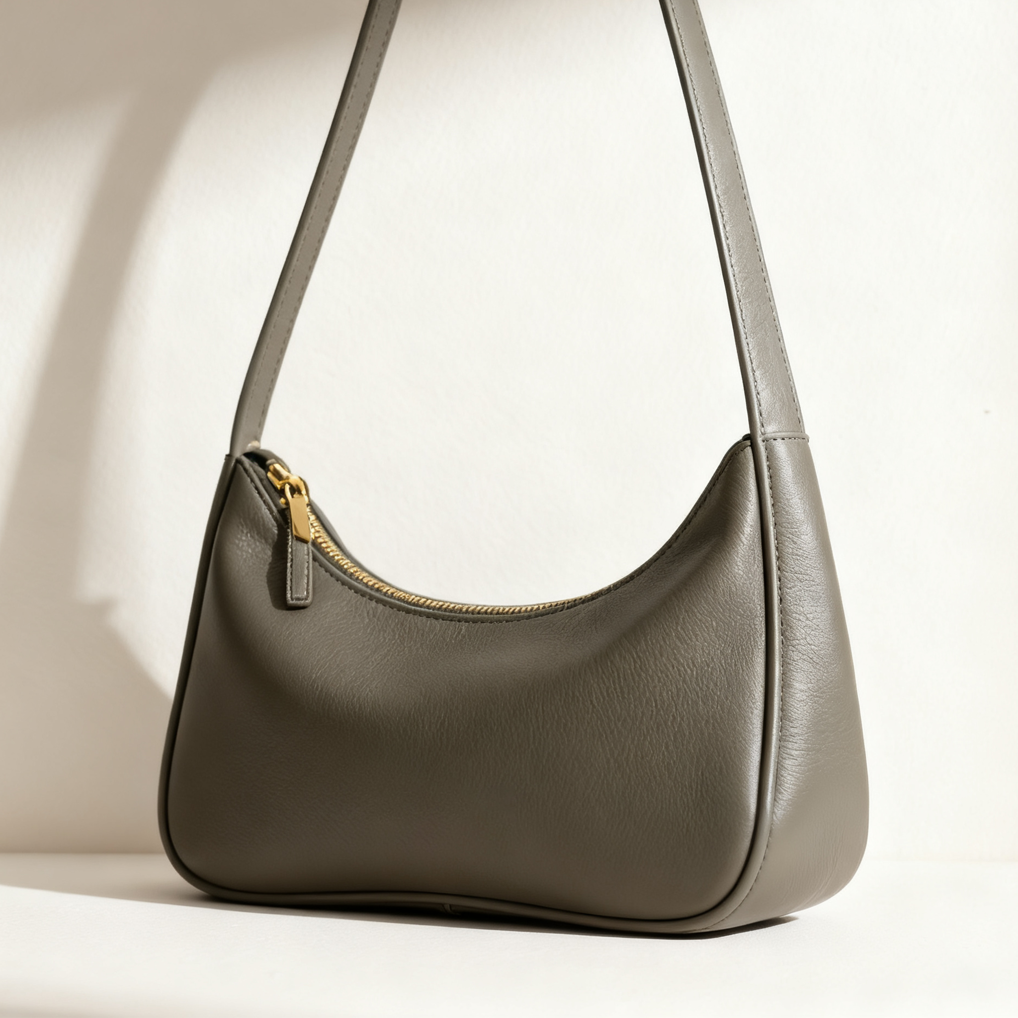 กระเป๋าหนังมินิมอลสำหรับผู้หญิงทันสมัย