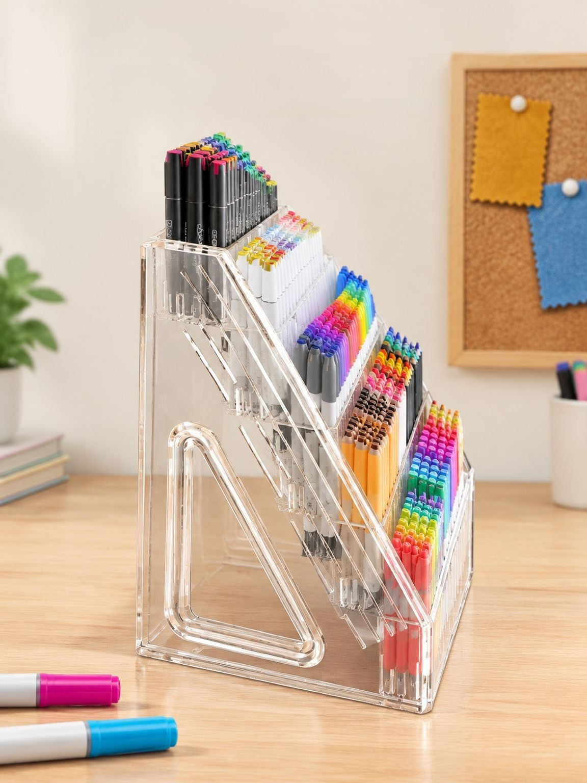 Práctico organizador transparente para accesorios de oficina y útiles escolares.