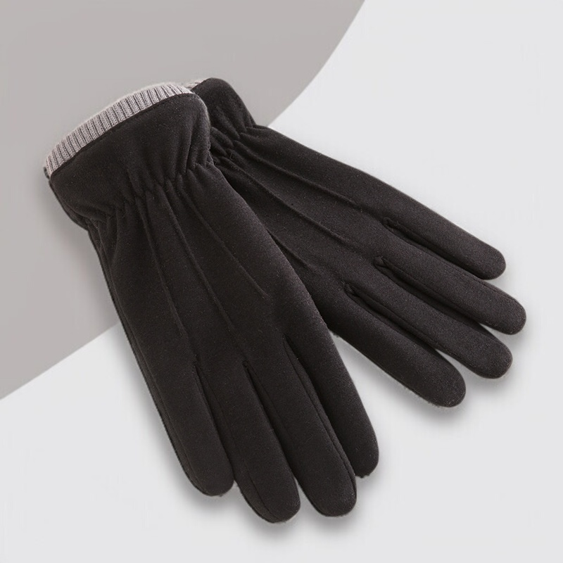 손에 꼭 맞는 여성용 플러시 장갑 착용샷