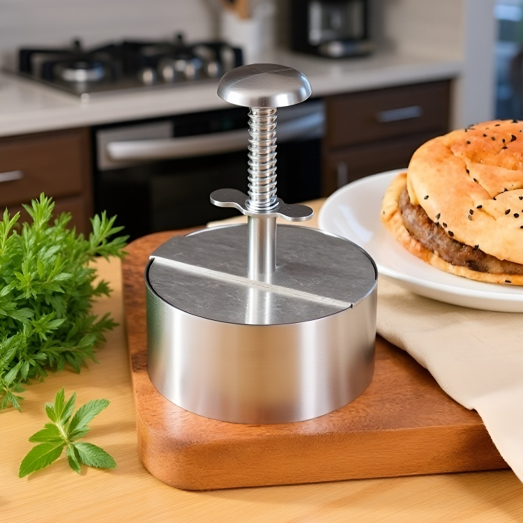 プロ仕様のミートプレスで均一なパティ作り