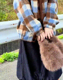ふわふわファーのハンドバッグ