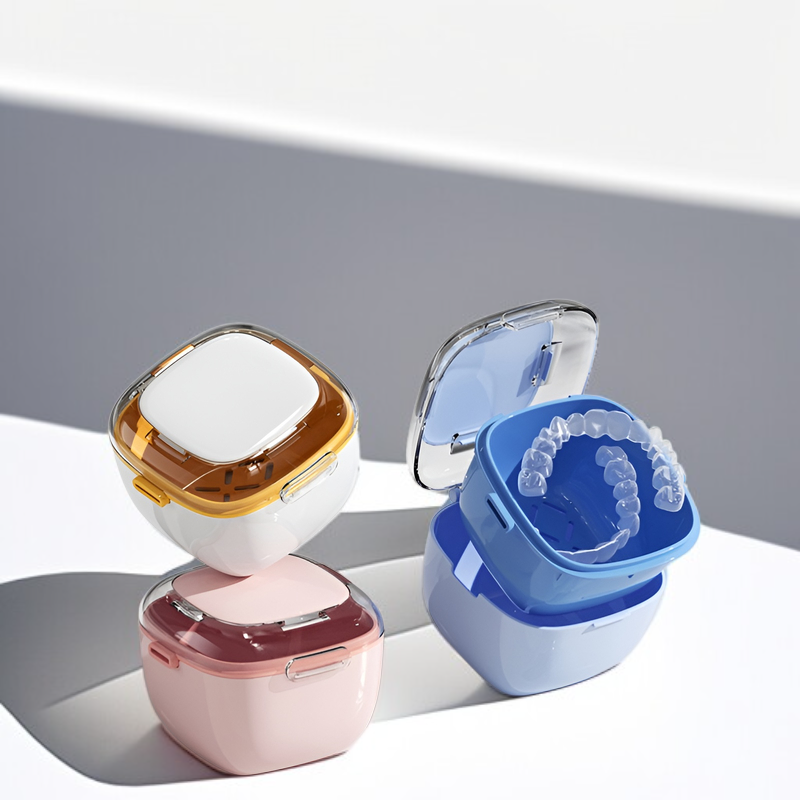 Leak-proof denture storage case double-layer design