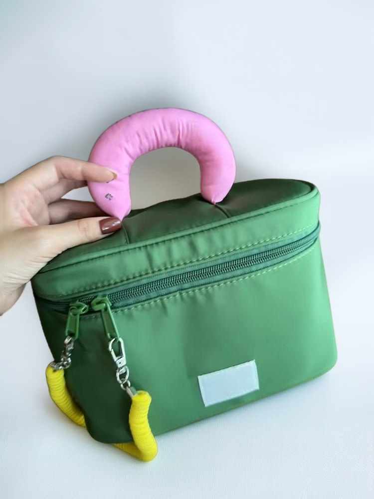 귀여운 패키지의 대용량 휴대용 화장품