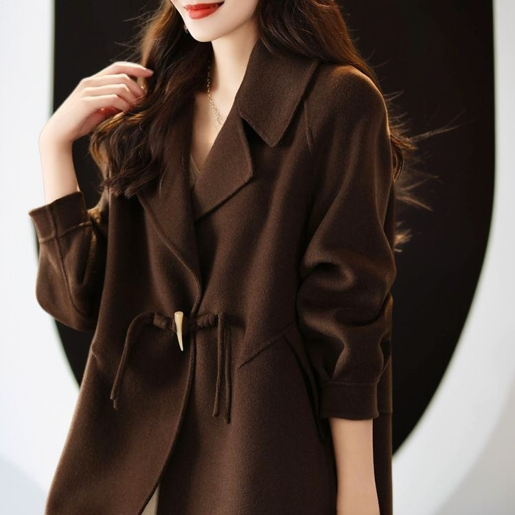 키가 작은 여성을 위한 양면 모조 캐시미어 코트, 짧은 한국 스타일, 느슨한 핏, 뿔 단추 디자인으로 가을과 겨울에 완벽합니다.