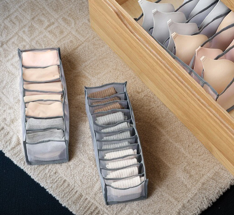 다양한 의류를 수납한 망사 수납함