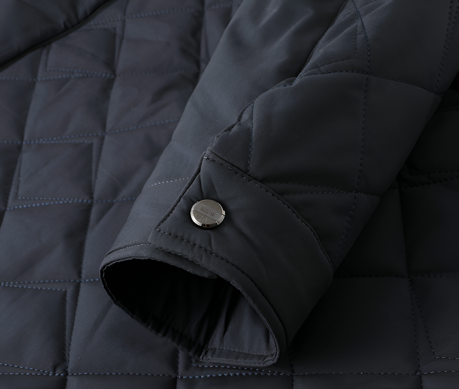 シニア男性が着用する綿コートイメージ