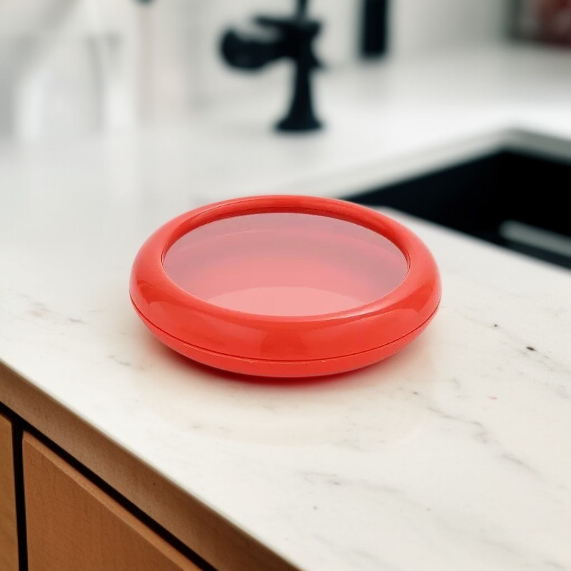 半分に切った野菜と果物の保存容器