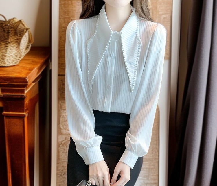 カジュアルコーデに合う減齢ゆったりシャツ