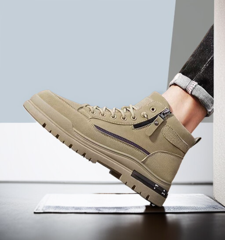 내마모성 소재로 제작된 남성 작업화 측면 사진