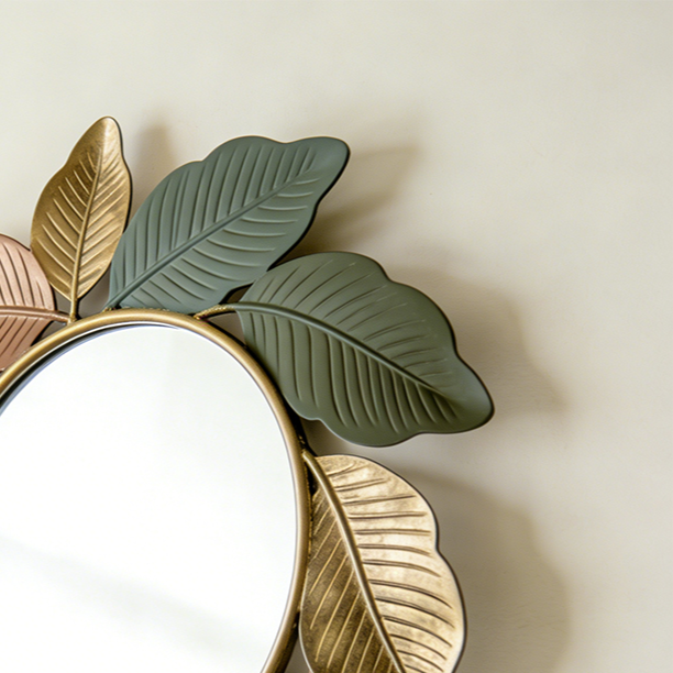 シンプルな丸型ウォールミラーの全体画像