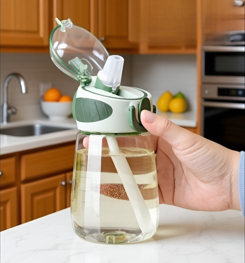 كوب ماء شفاف مع شفاطة للاستخدام اليومي