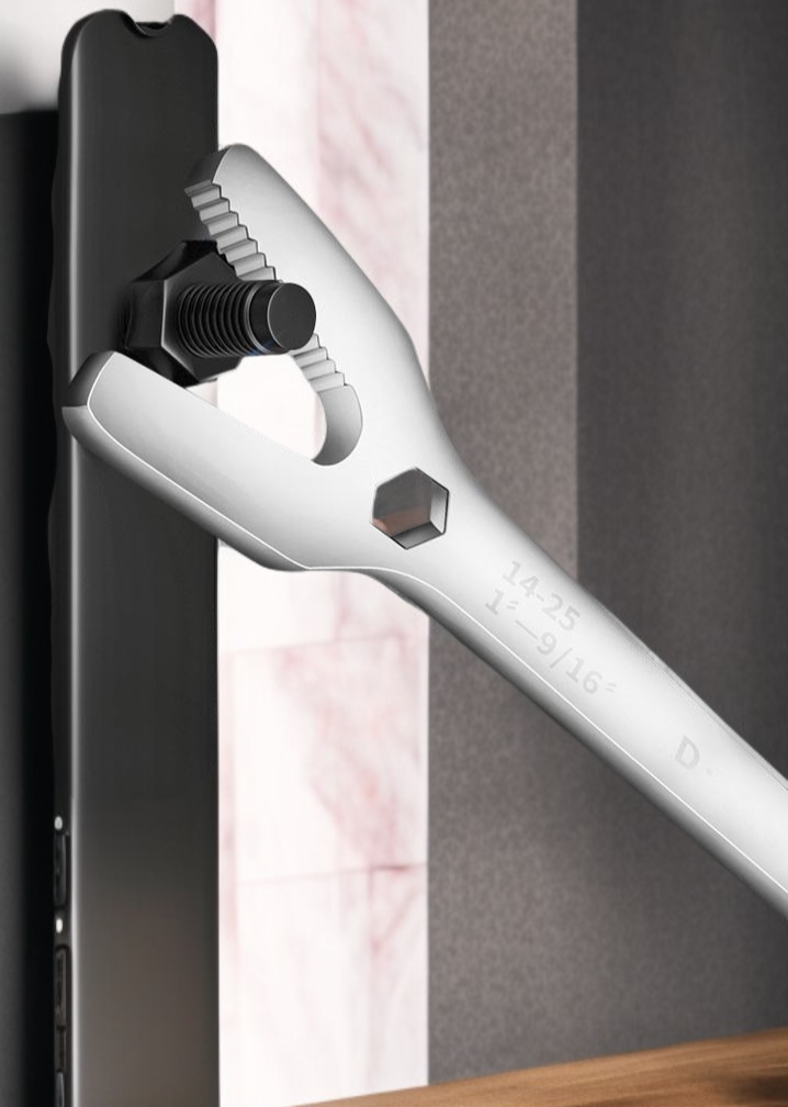 오픈 렌치로 너트 조이는 장면