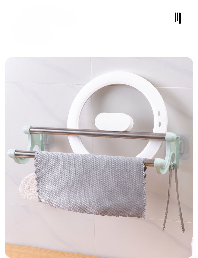 Handtuchhalter mit zwei Stangen an der Wand montiert