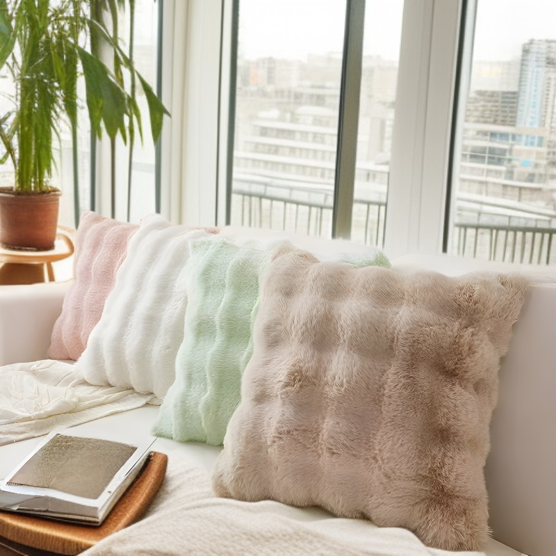 Cojín de felpa gruesa imitación piel de conejo en sofá moderno