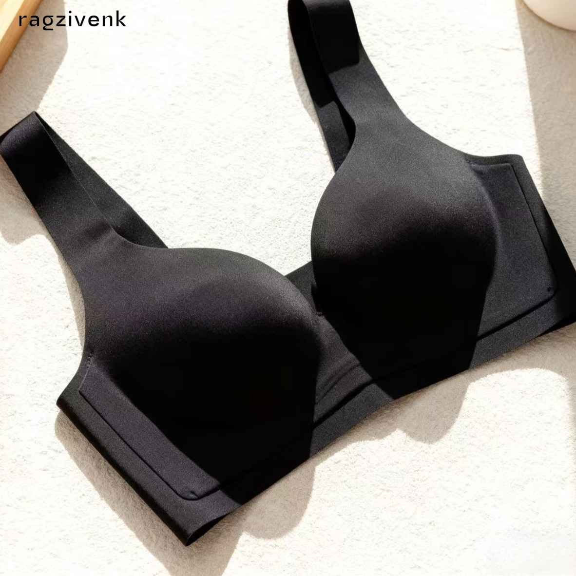 작은 가슴을 가진 여성을 위한 심리스 브라