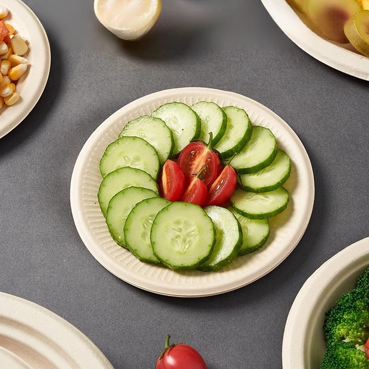 จานตกแต่งด้วยลวดลายดอกไม้