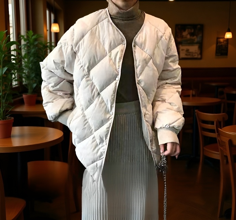 スリムフィットノーカラーダウンジャケットのサイドシルエット