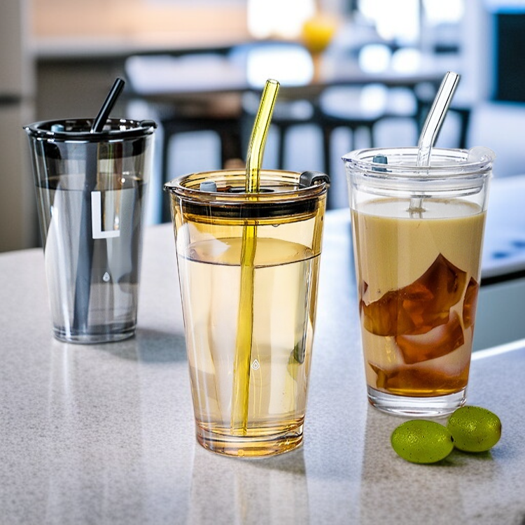 niedlicher Saftgetränkebecher