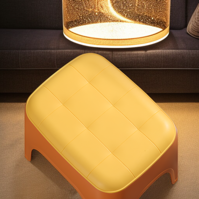 Skandinavischer Kunststoffhocker im minimalistischen Stil