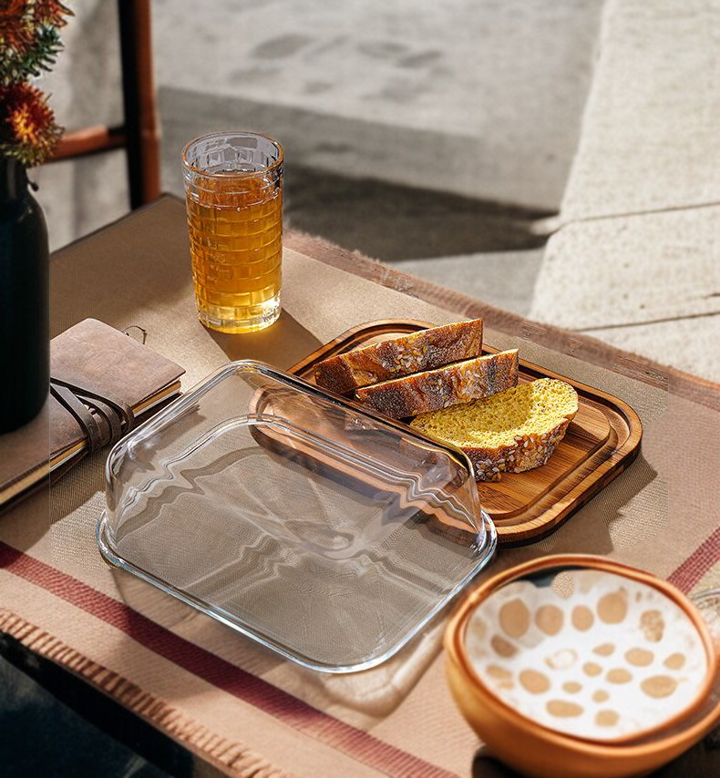 ガラス蓋を開けた木製デザートトレイ