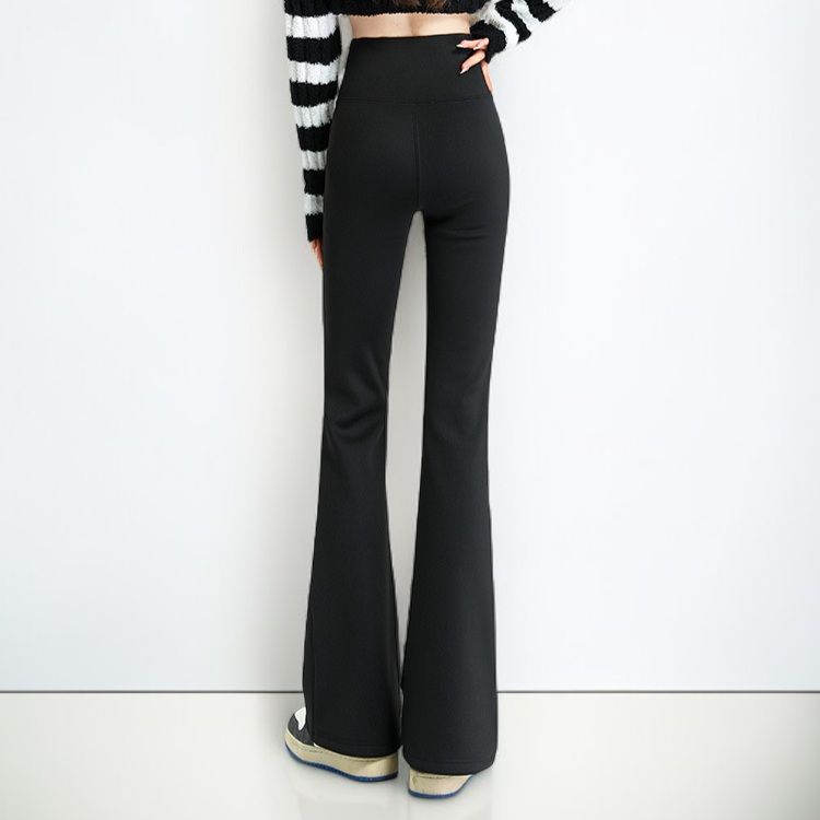 オフィスにも使えるフレアパンツコーディネート