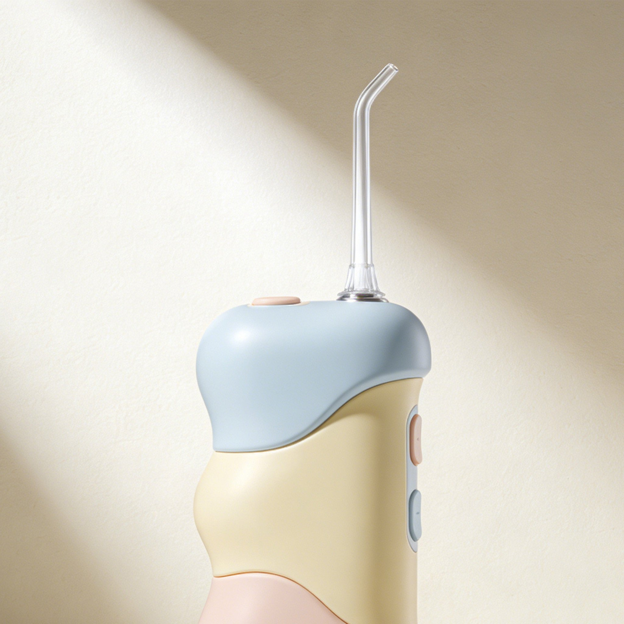 강력한 수압의 구강 세정기 사용 모습