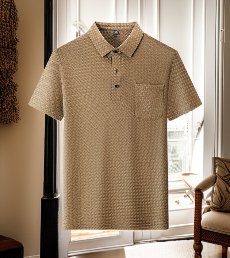 Hombre caminando usando camisa elegante y cómoda