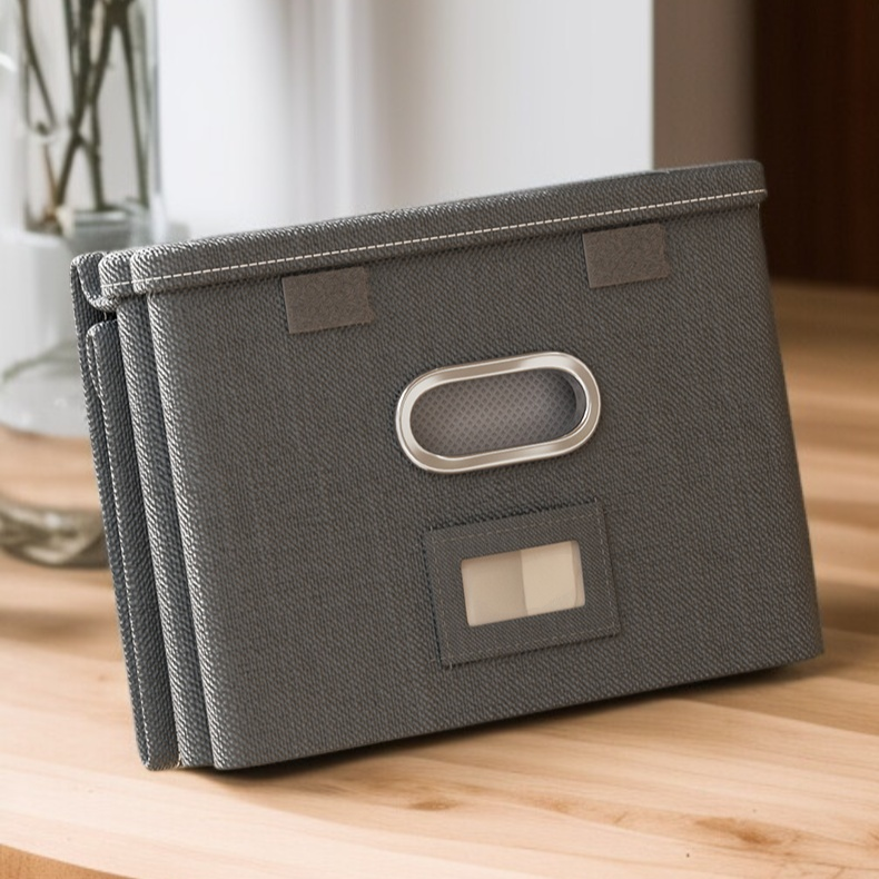 옷과 소품을 수납한 뚜껑 있는 정리함 활용 예시