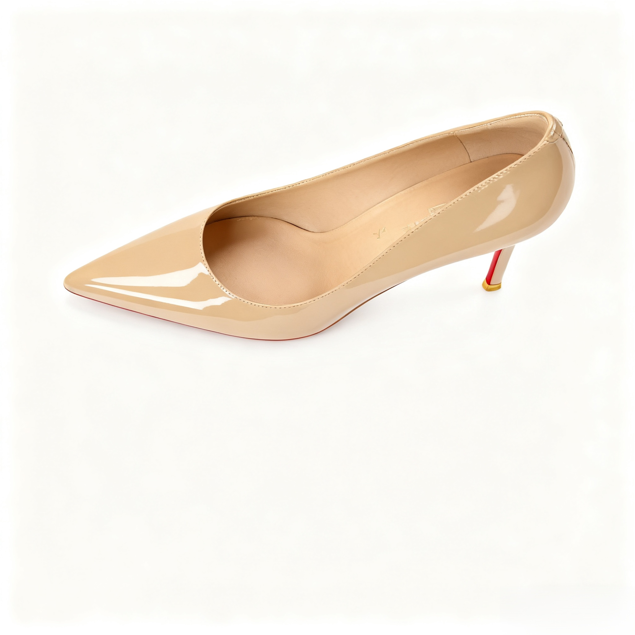 에나멜 가죽으로 제작된 스틸레토 힐 디테일