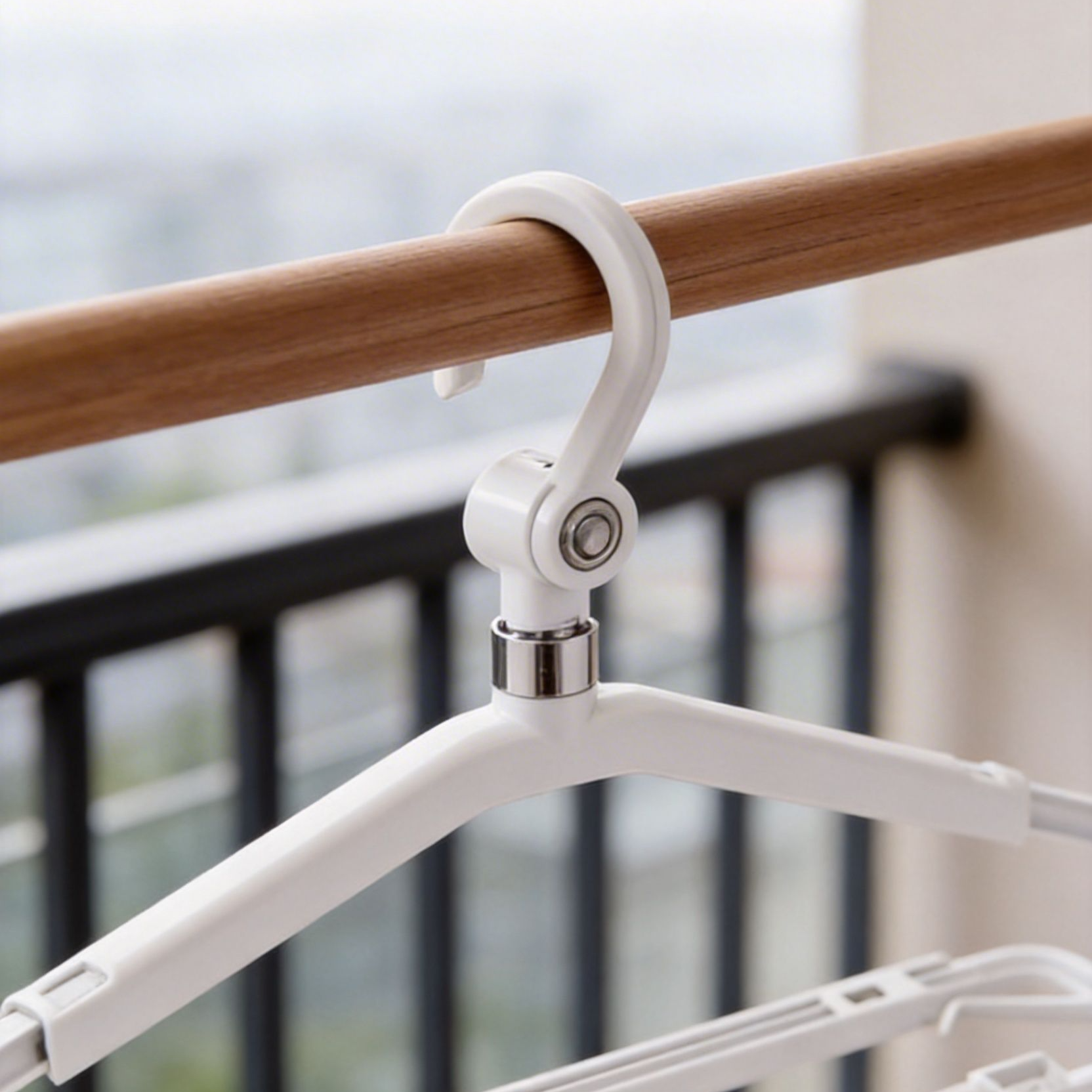 Extendable bath towel rack for organized towel storage