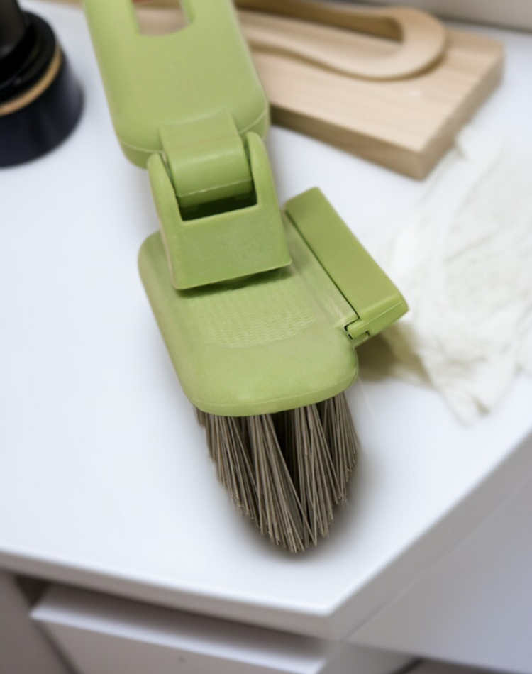 욕실 바닥 틈새 청소 브러쉬 사용 모습