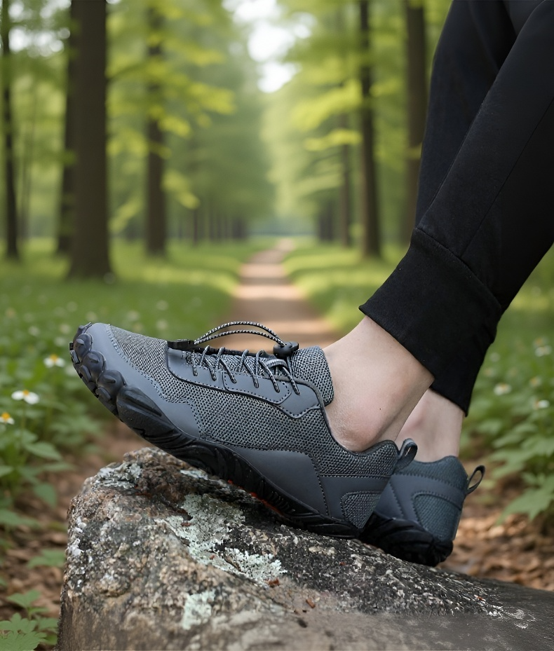 Botas de senderismo ligeras en terreno montañoso