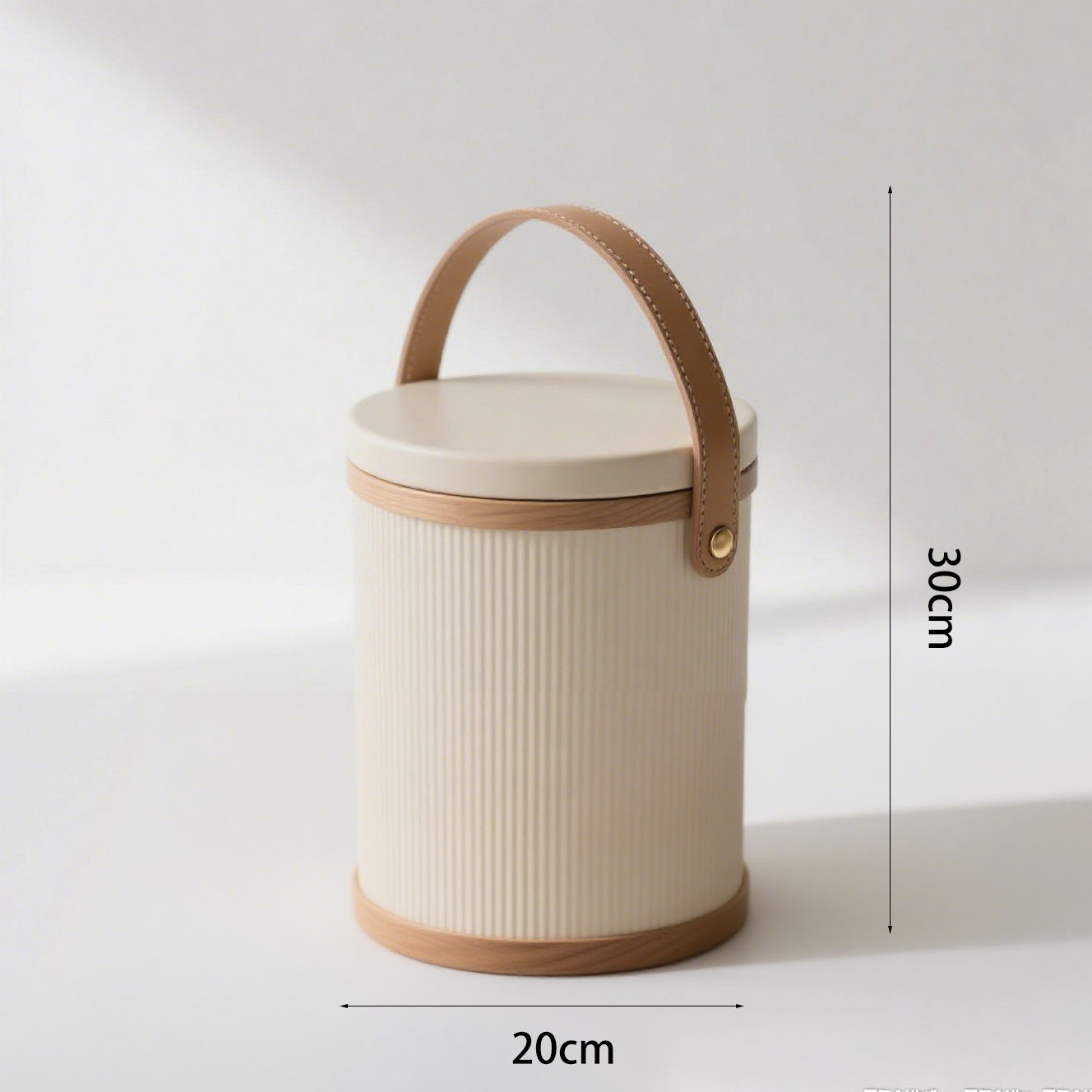 Detalle del asa de cuero en la lonchera cilíndrica